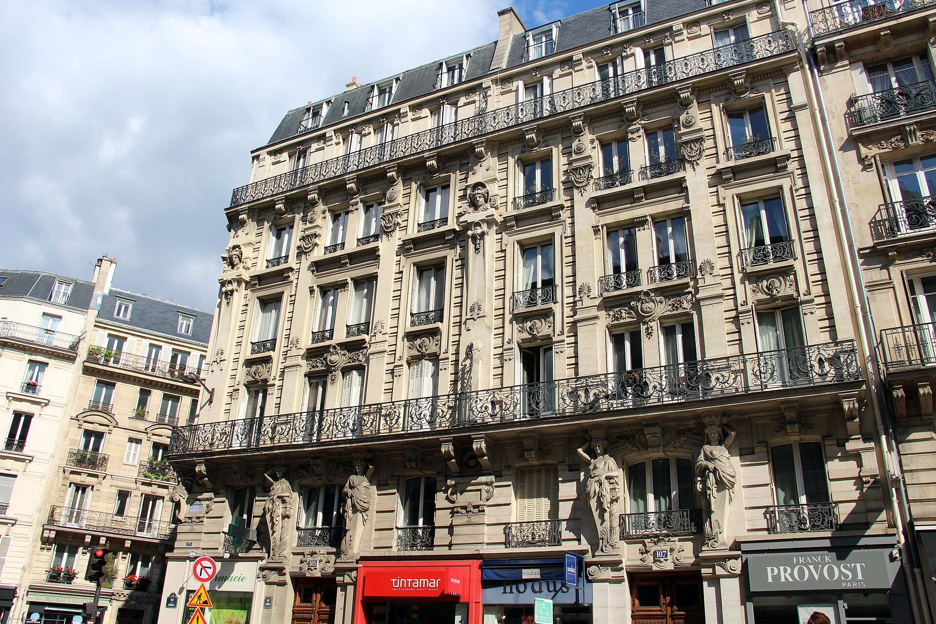 Façades haussmanniennes, rue de Rennes à Paris