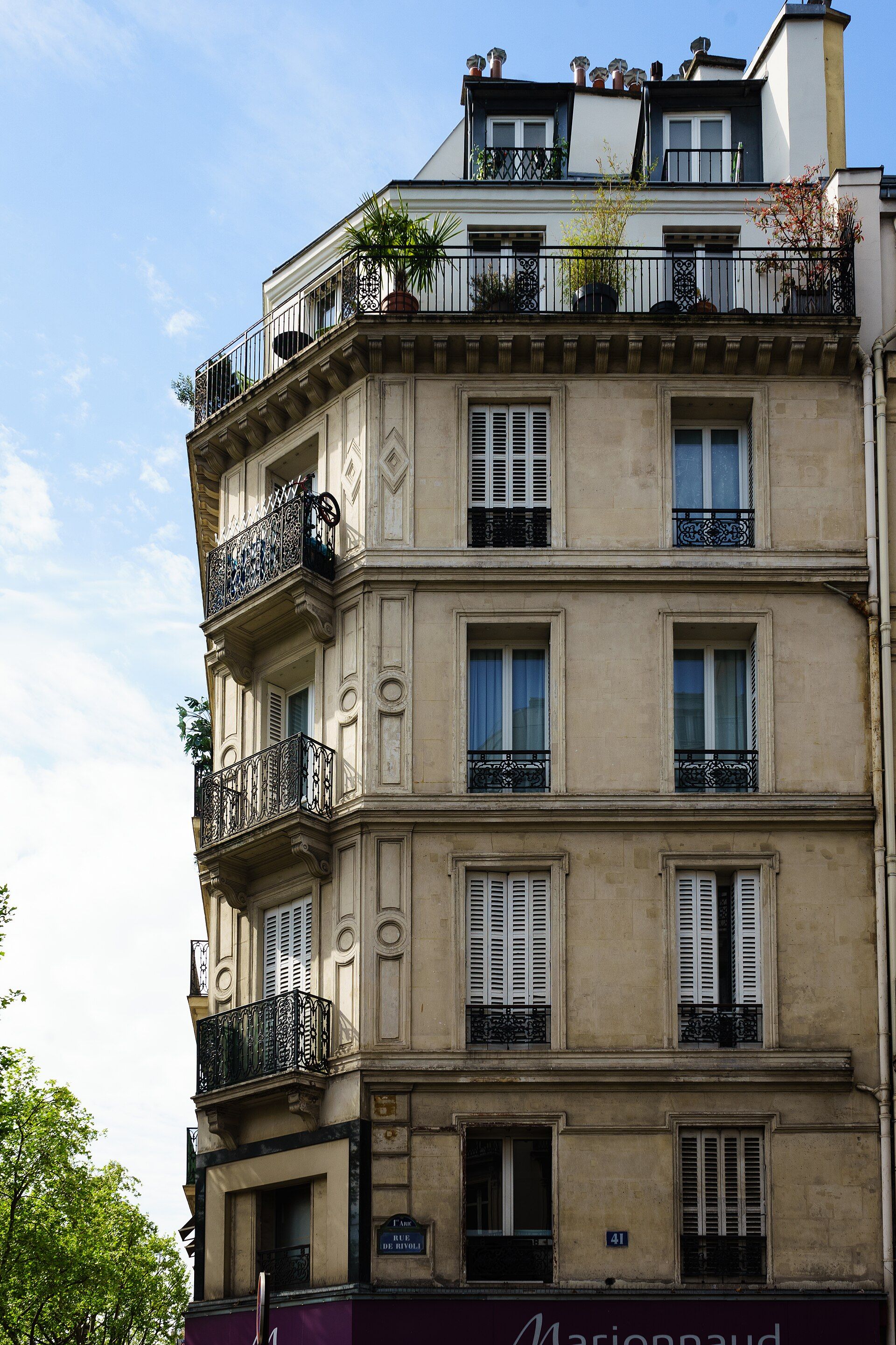 Façade d’un immeuble haussmannien à Paris
